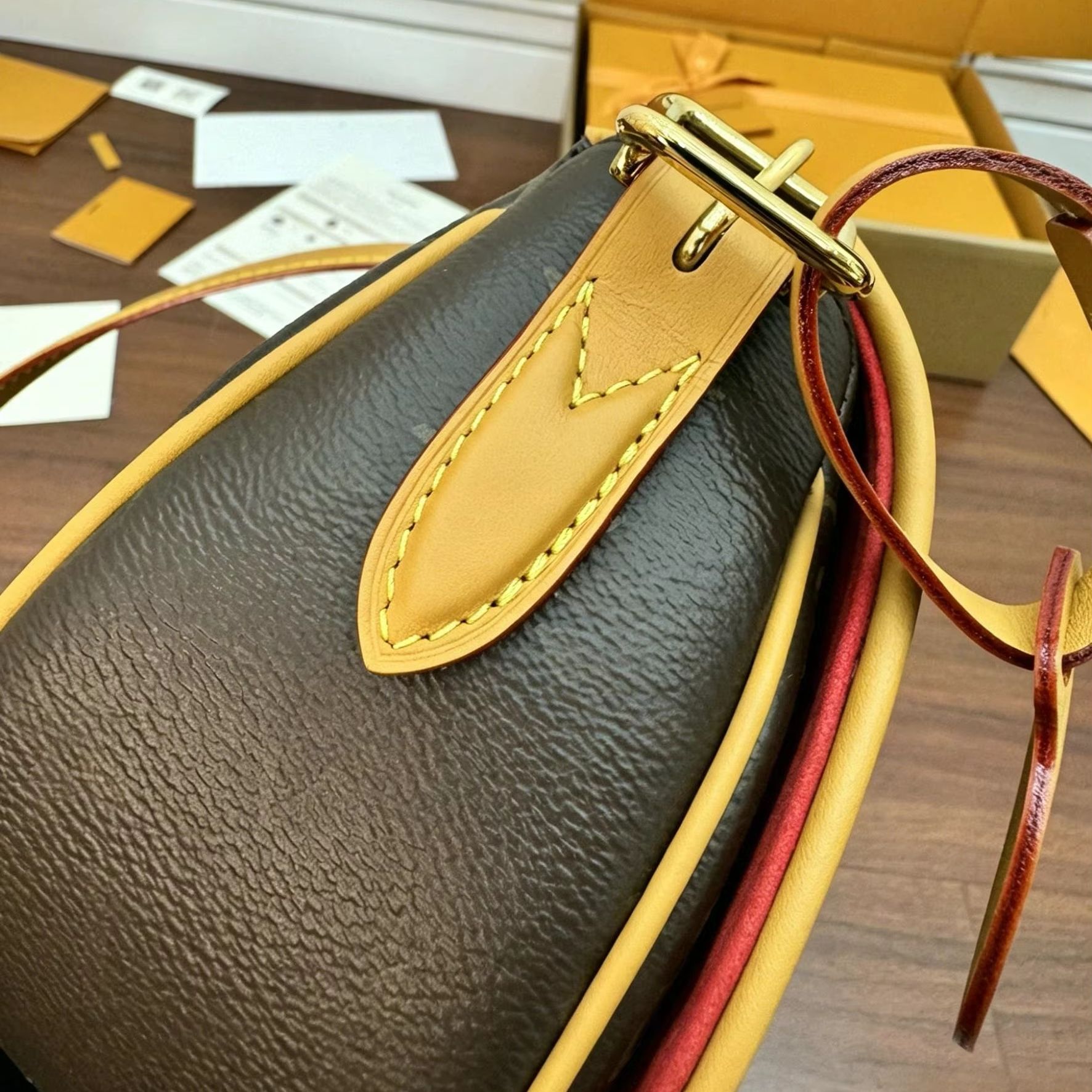 Tote Bag Leather Monogram - Цилиндрическая сумка-кроссбоди из канваса с монограммой,